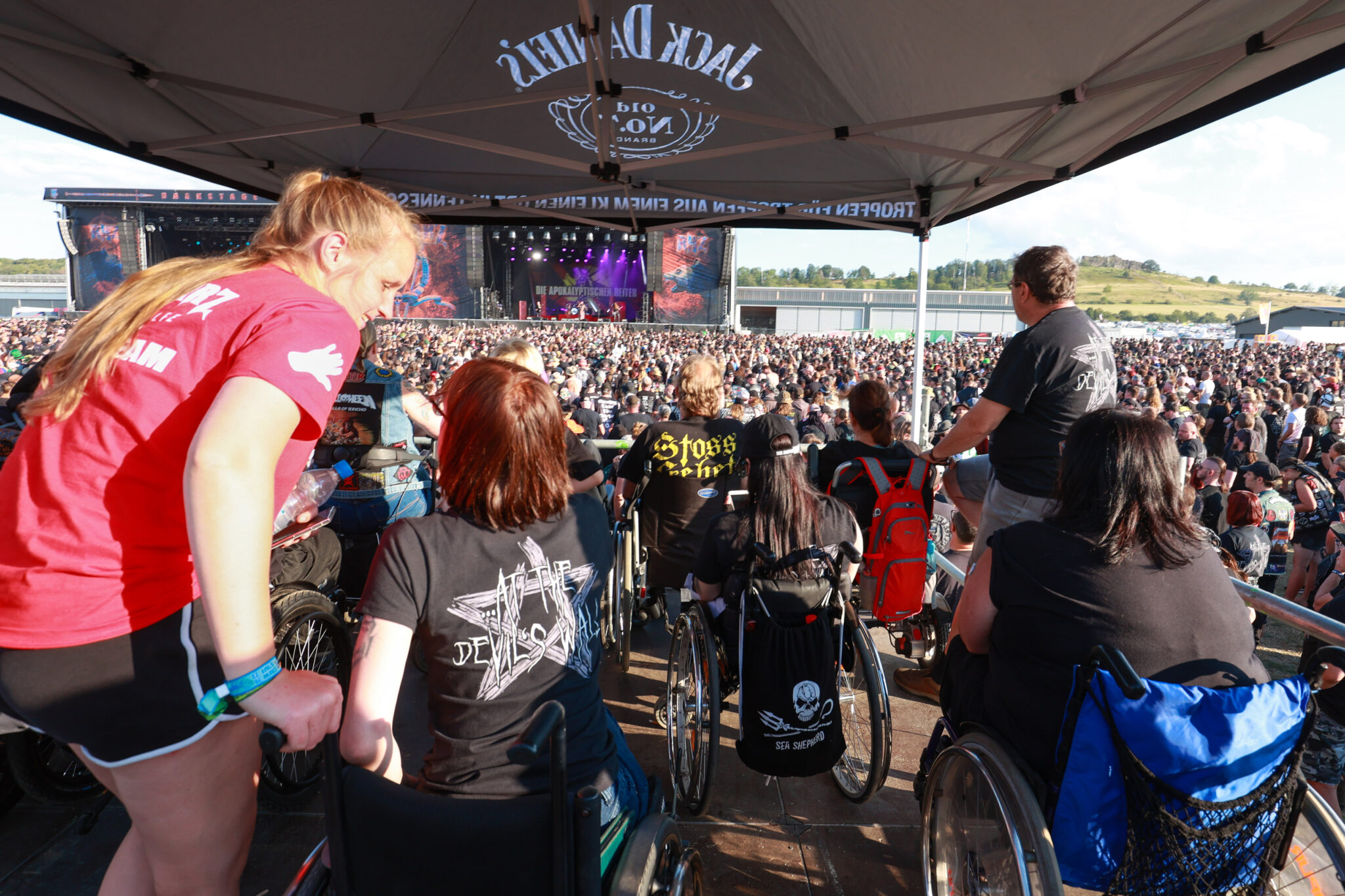 Inklusion Rockharz Festival Blick von der Rollstuhlfahrertribüne auf die Doppelbühne