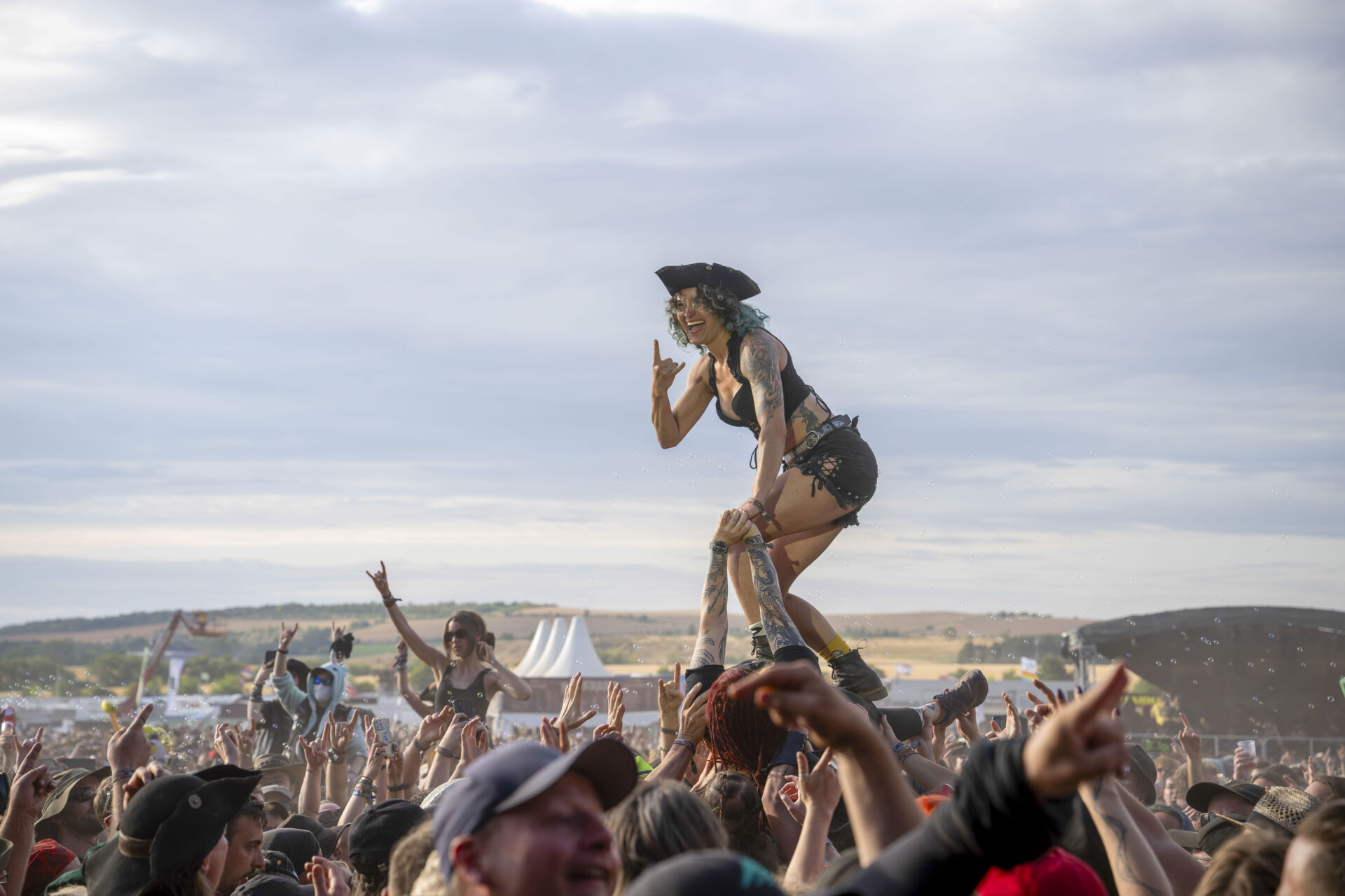 Crowdsurferin beim RHZ